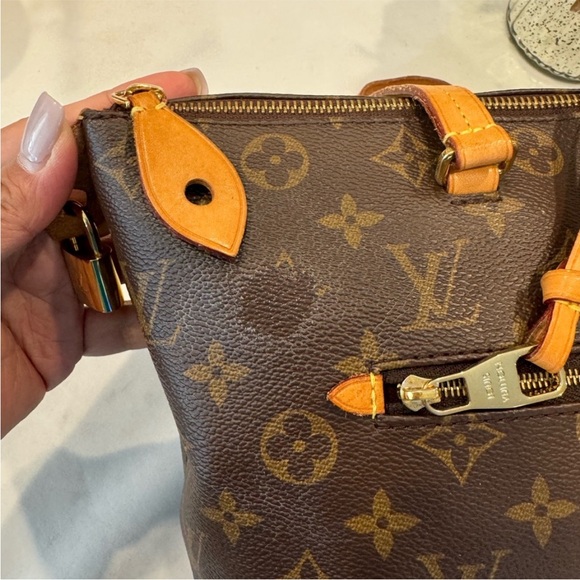 📌SOLD📌 Authentic Louis Vuitton Lena MM bag. - Picture 11 of 16